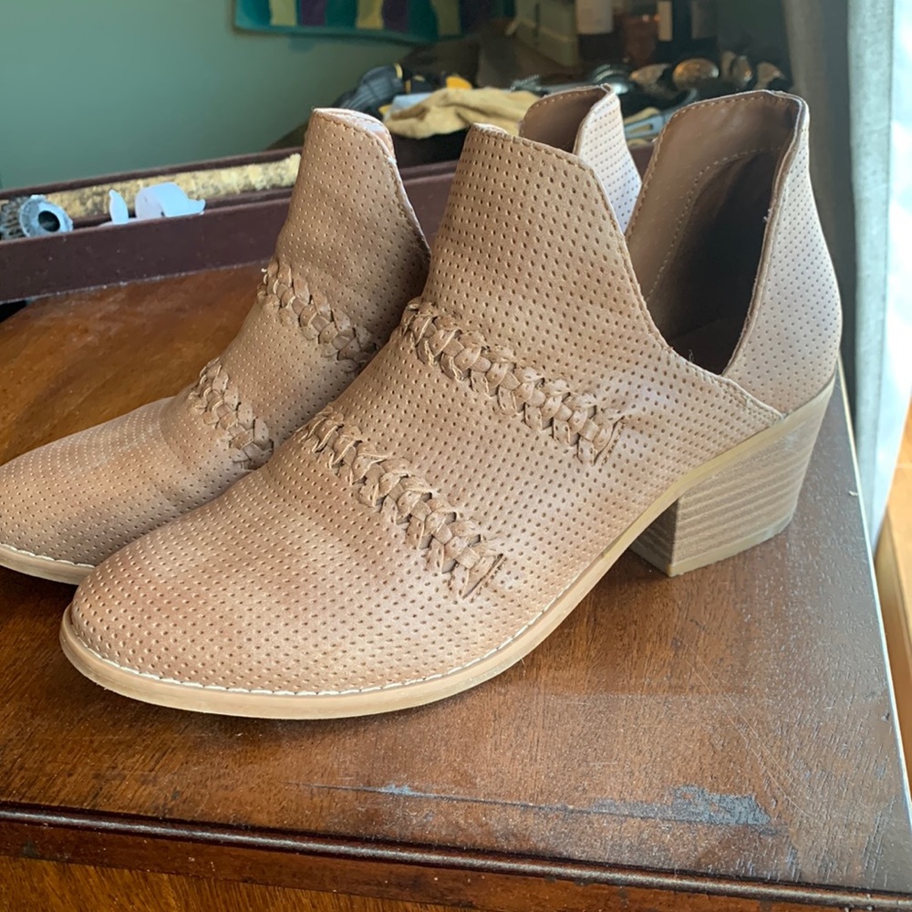 Universal Thread booties